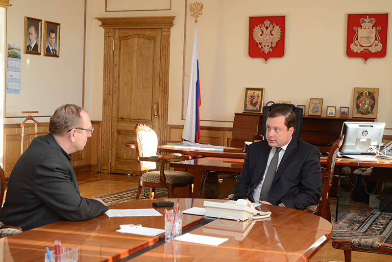 Н.А.Потапенков берет интервью у губернатора Смоленской области А.В.Островского Н.А.Потапенков берет интервью у губернатора Смоленской области А.В.Островского